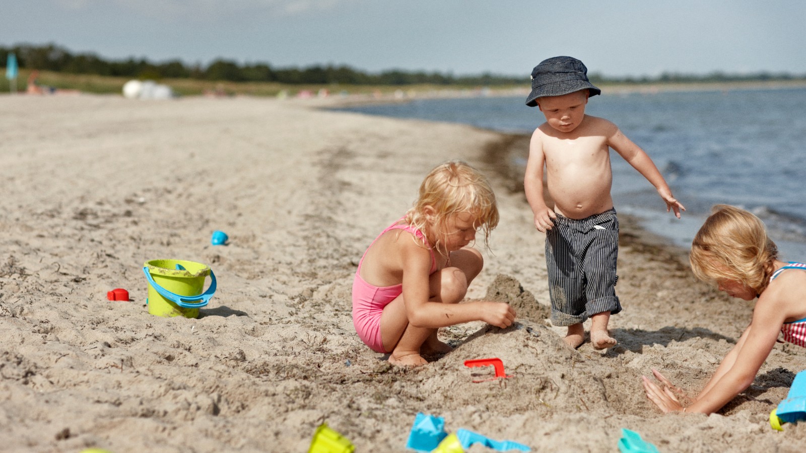 Børn leger på strand