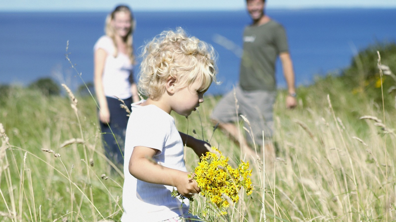 Barn går med blomster