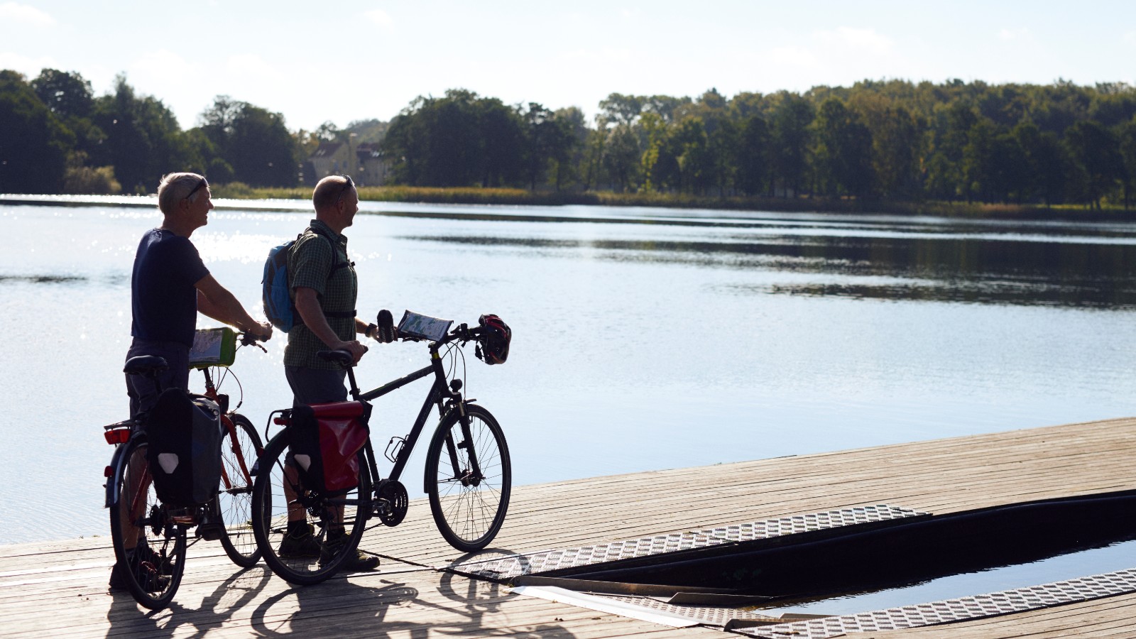 Mænd på cykel ved havn