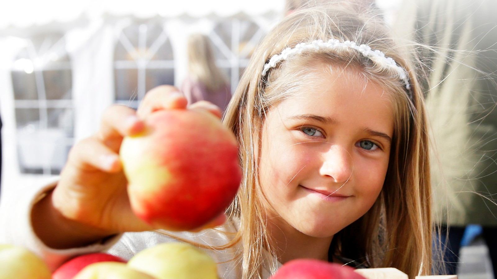 Frugtfestival pige med æble