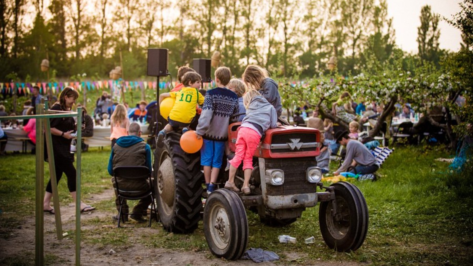 Apple Flower Festival Askø-Lilleø børn på traktor