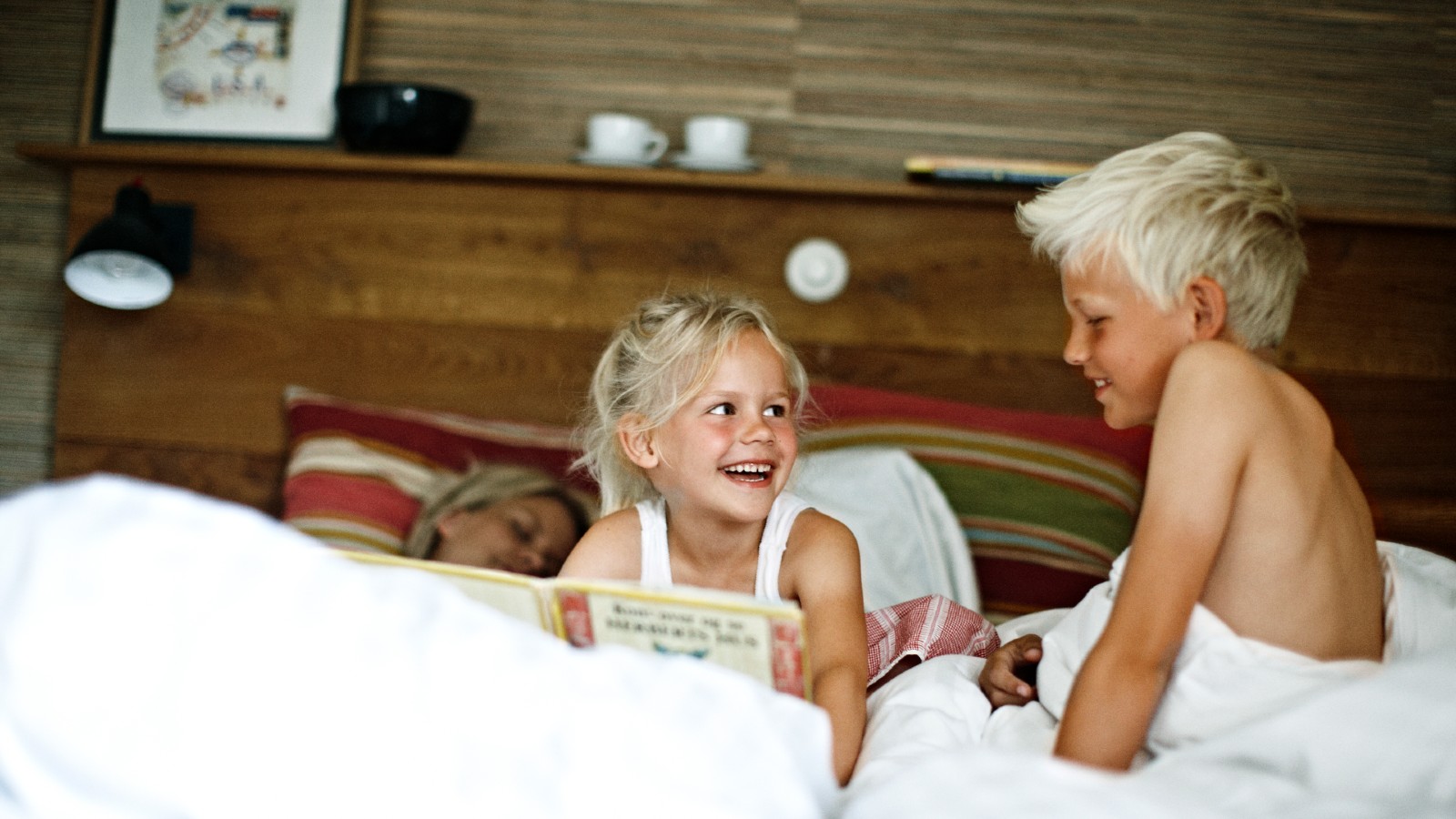 Feriehus familie i seng