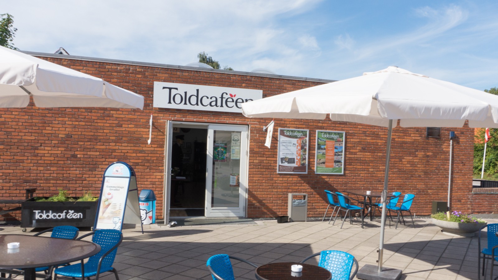 Toldcaféen udefra