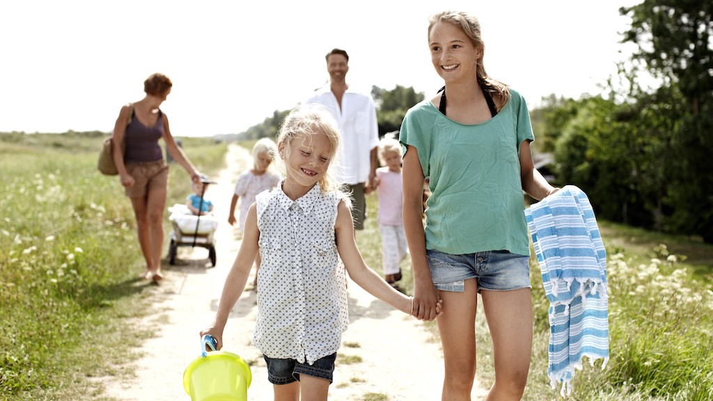 Marielyst familie går med trækvogn sommer