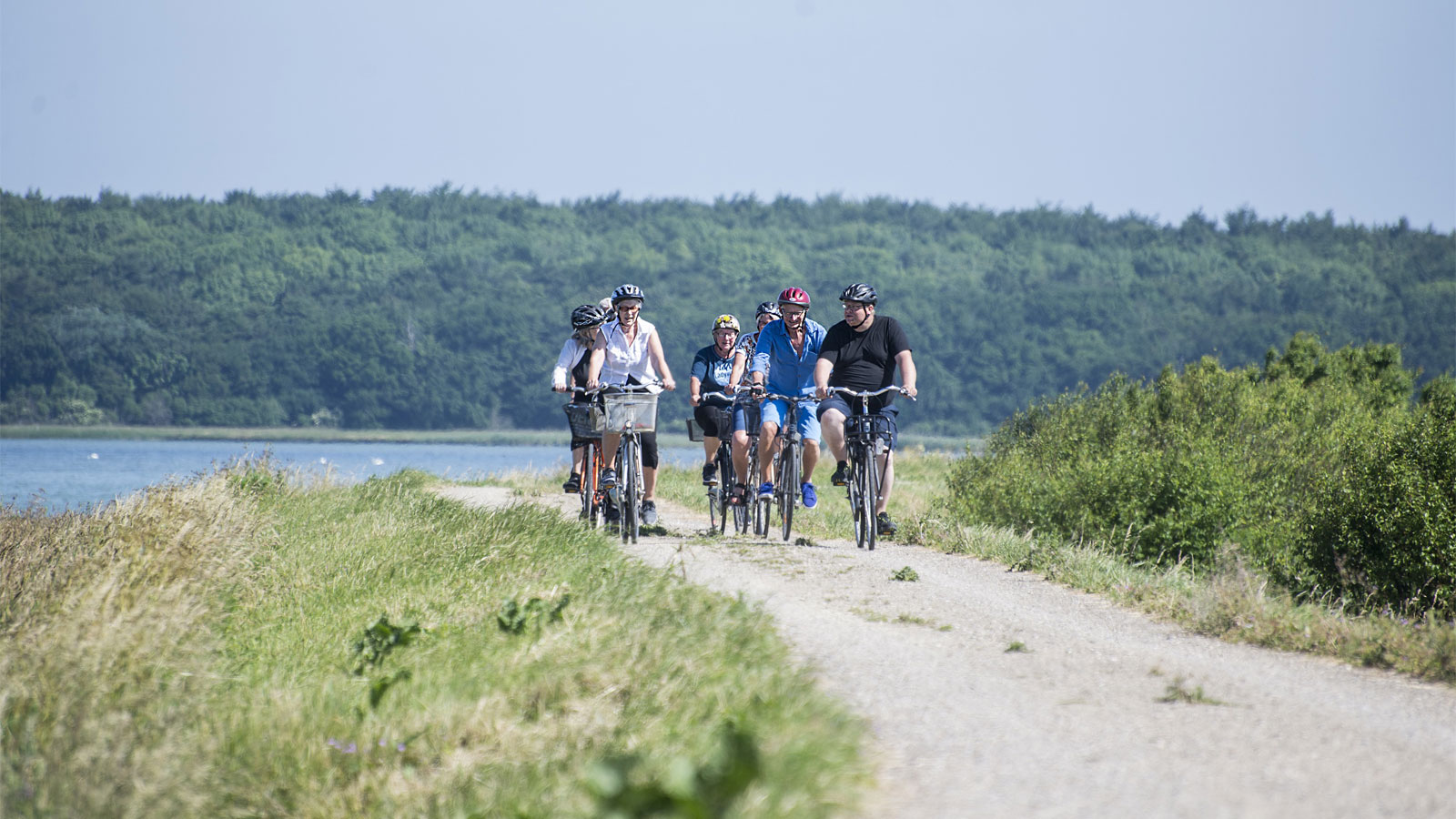 Cykelister på Nakskov Fjord dige
