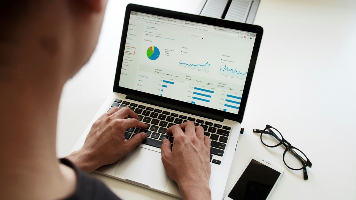 Mand sidder ved computer