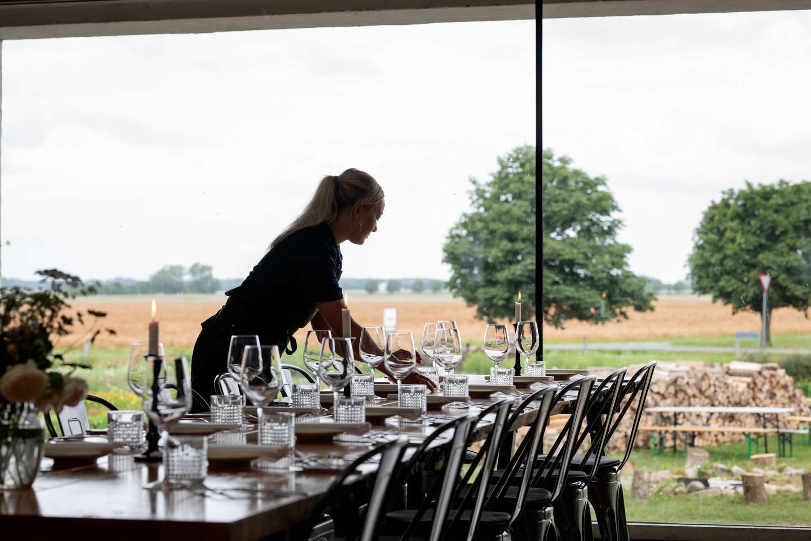 Tjener dækker bord på restaurant
