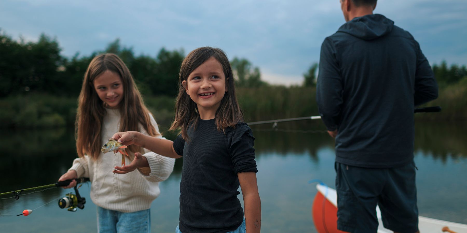 Børn fanger fisk hos Naturlig på Korsgaarden