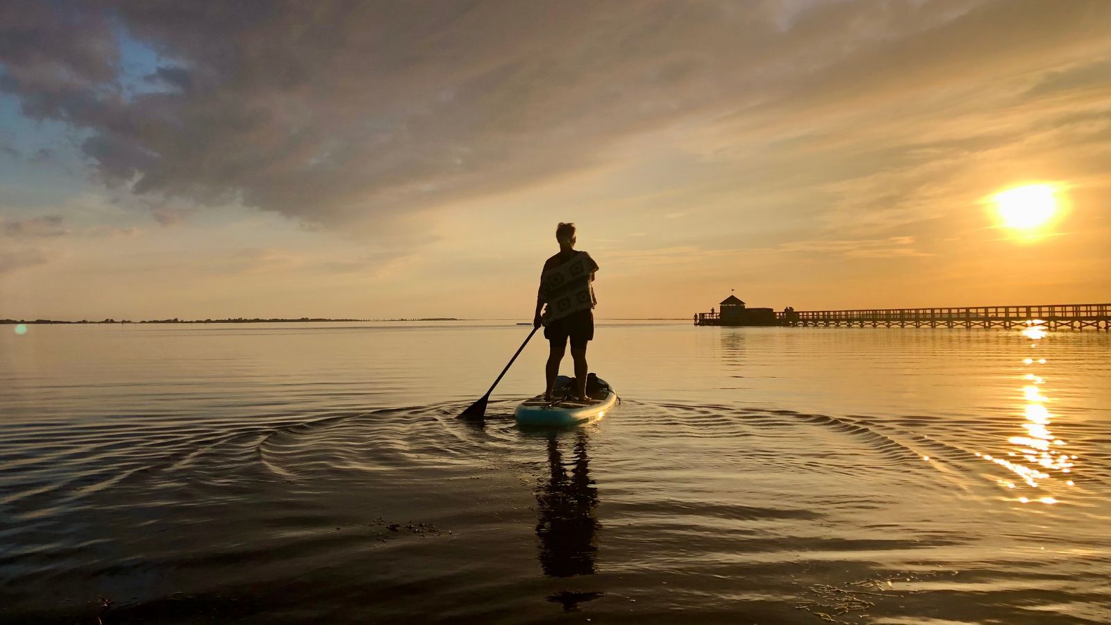 Person står på SUP board på Nakskov Fjord
