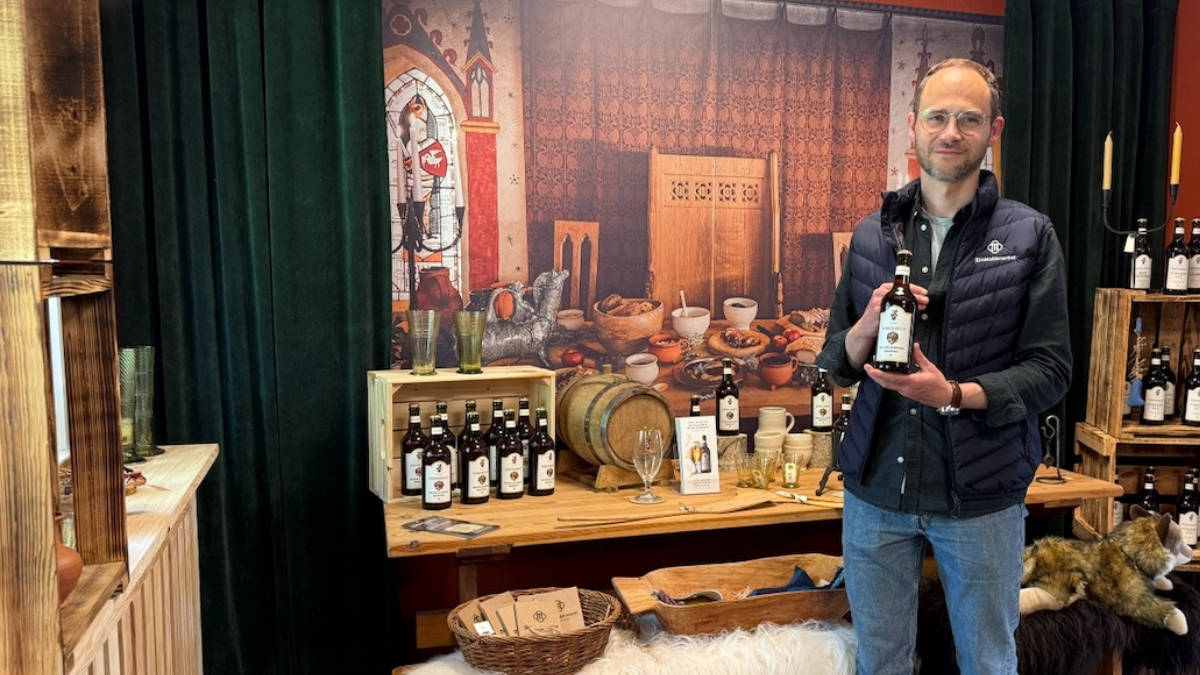 Centerchef på Middelaldercentret Andreas Bonde Hansen med Middelalderøl