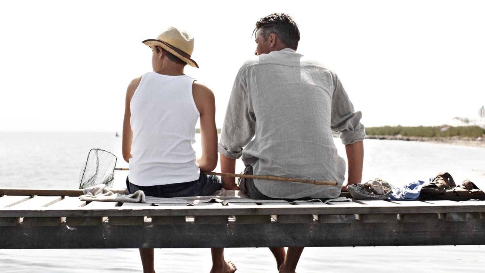 Far og søn sidder på badebro på Fejø
