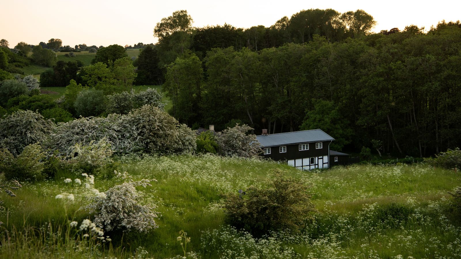 Bindingsværkshus i naturen i Kragenæs