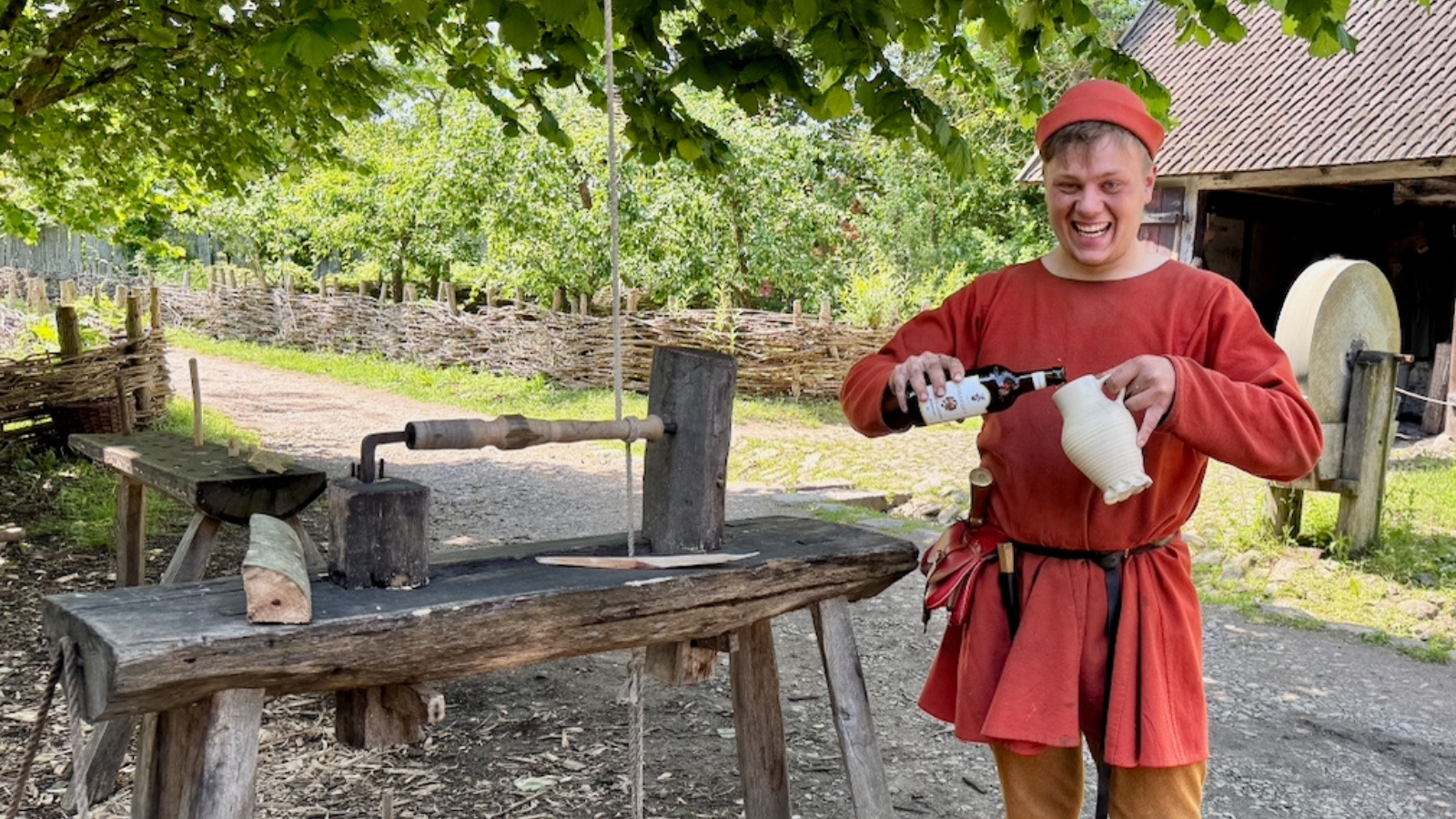 Middelaldermand skænker Middelalderøl på Middelaldercentret