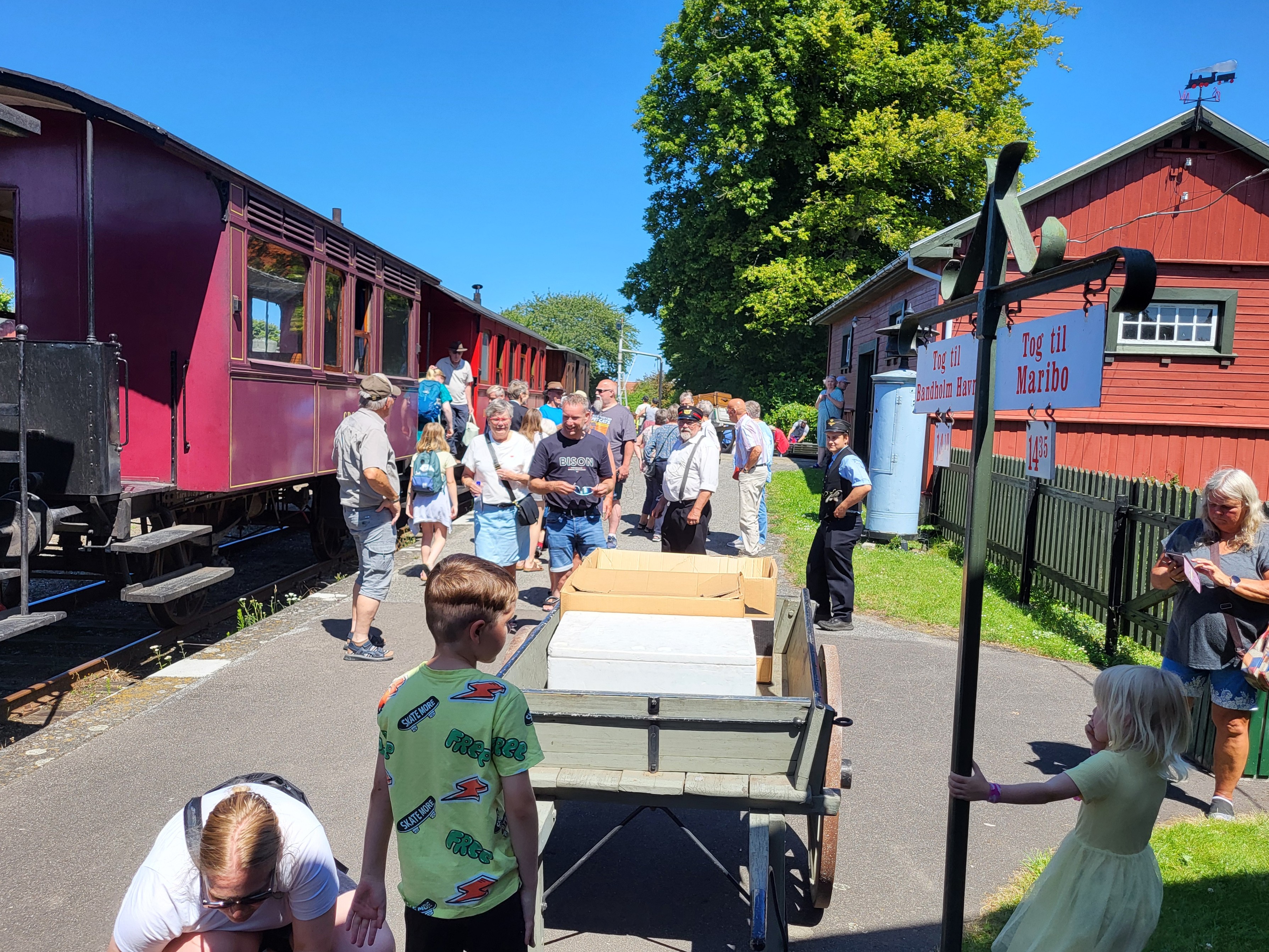 Museumsbanen Maribo-Bandholm mange passagerer på stationen