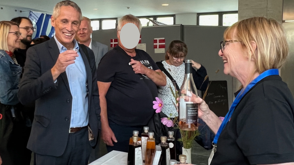 Den danske ambassadør Thomas Østrup Møller nyder et glas Østergaard rosévin.