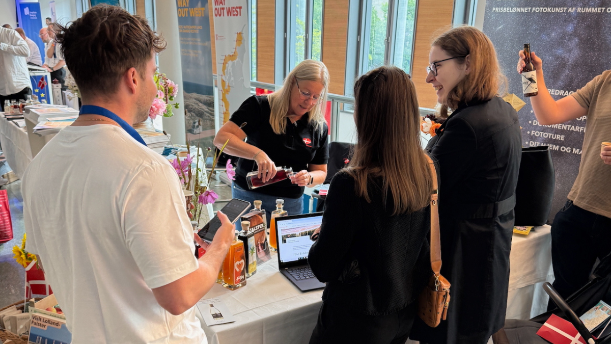 Janne Tribler Edvardsen serverer likør fra Falster Destilleri og Bryghus.