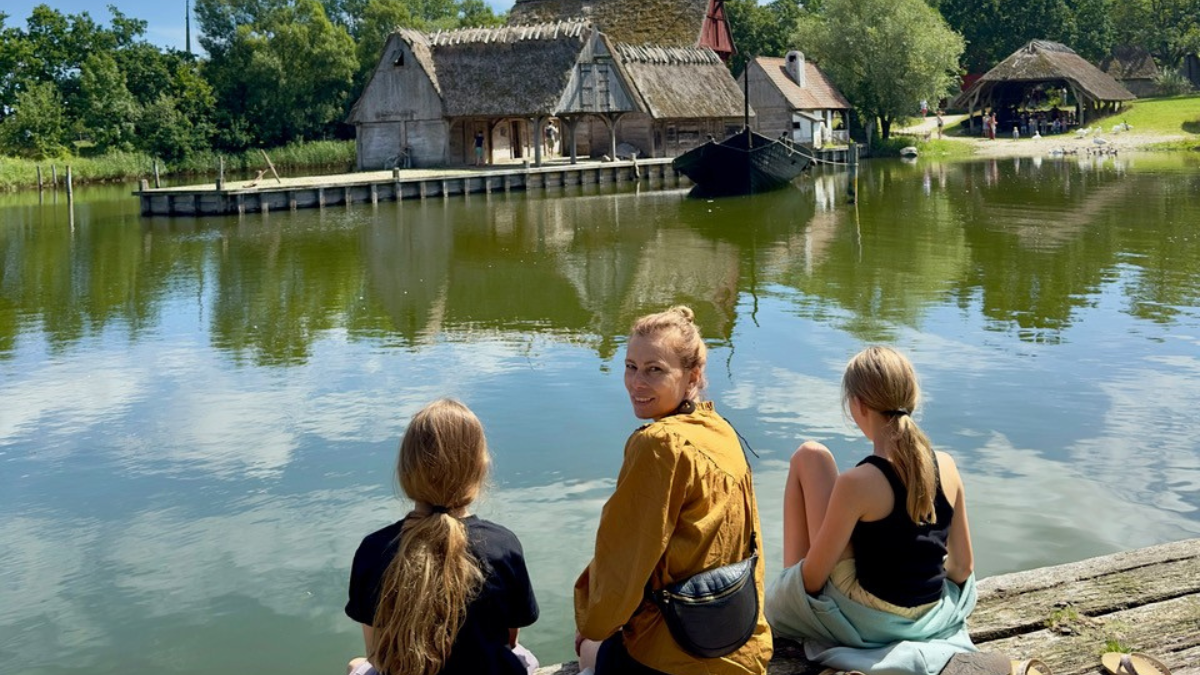 Janine Nickel fra Little Travel Society med børn på Middelaldercentret