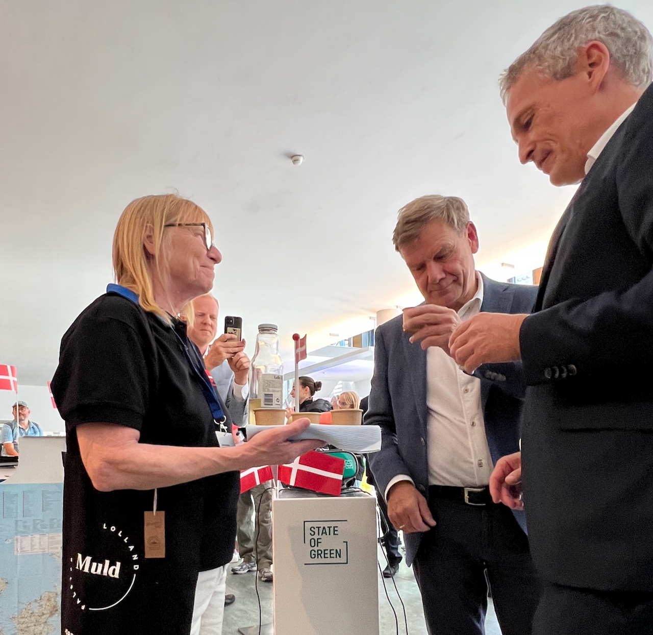 Den tyske udenrigsminister Johann Wadephul nyder et glas æblemost fra Lolle Frugt.