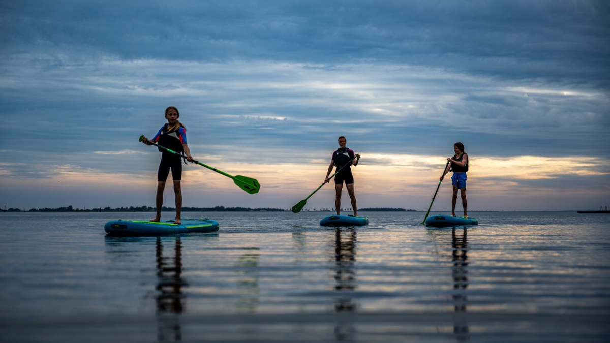 Janine Nickel fra Little Travel Society på sup med sine børn